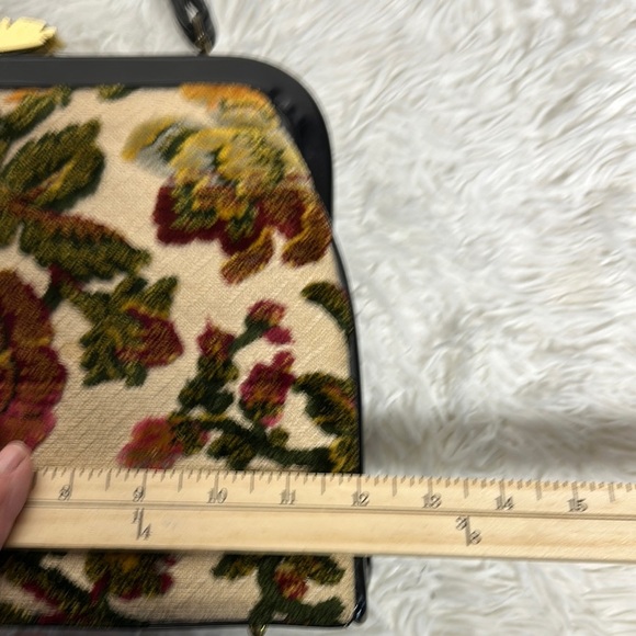 Vintage Black and Cream Satchel with Floral Design and Kisslock - Picture 9 of 11
